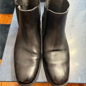 Express Black Chelsea Boots Sleek Leather Design